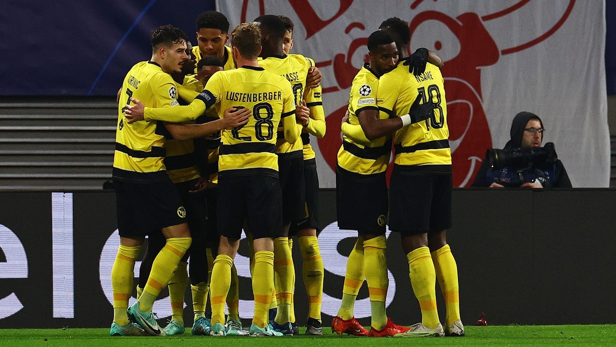 epa11027364 YB's Ebrima Colley celebrates with teammates after scoring the 1-1 goal during the UEFA Champions League group G soccer match between RB Leipzig and BSC Young Boys, in Leipzig, German ...
