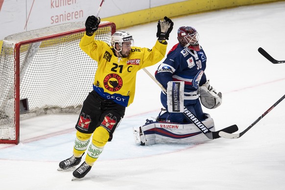 Berns Simon Moser, links, jubelt nach dem 2:1 Tor neben ZSC Goalie Lukas Flueeler, rechts, im sechsten Eishockey Playoff-Halbfinalspiel der National League zwischen den ZSC Lions und dem SC Bern am Sa ...