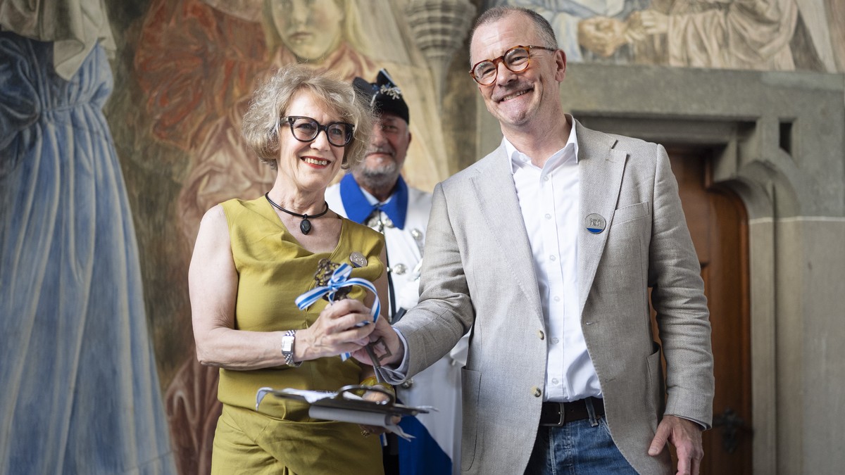 Zürcher Stadtpräsidentin Corine Mauch gibt den Schlüssel ab