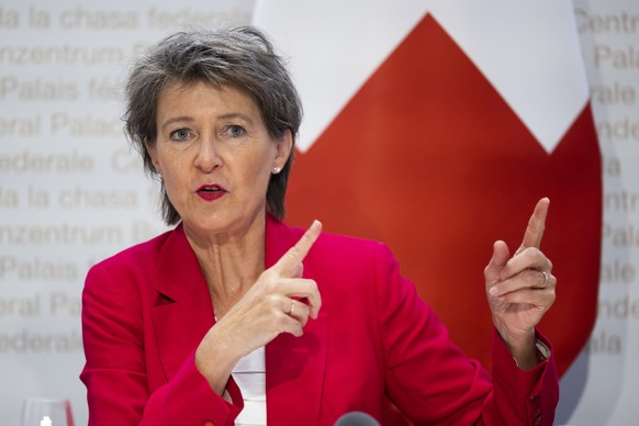 Bundesraetin Simonetta Sommaruga spricht waehrend einer Medienkonferenz ueber die Beschluesse des Bundesrates zur Gasmangellage, am Mittwoch, 24. August 2022, in Bern. (KEYSTONE/Peter Klaunzer)