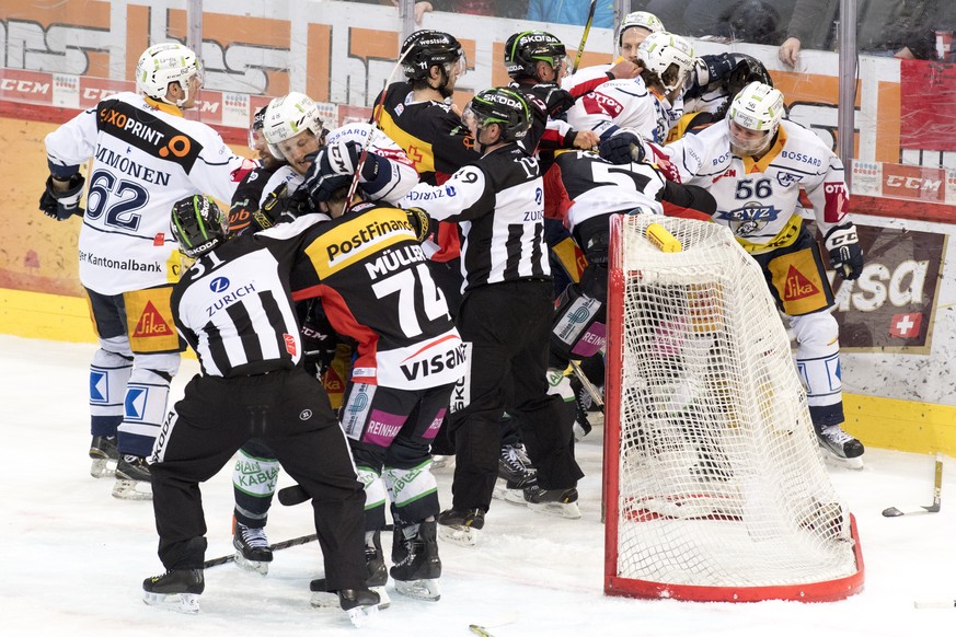 SC Bern Spieler und EV Zug Spieler im kampf, im ersten Eishockey Playoff-Finalspiel der National League A zwischen dem SC Bern und dem EV Zug, am Donnerstag, 6. April 2017, in der PostFinance Arena in ...