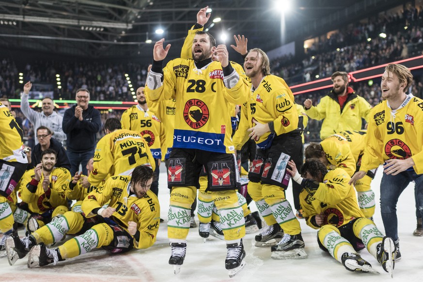 Der Berner Captain Martin Pluess, Mitte, jubelt mit seiner Mannschaft ueber den Sieg und den Titel des Eishockey Schweizermeisters nach dem sechsten Eishockey Playoff-Finalspiel der National League A  ...