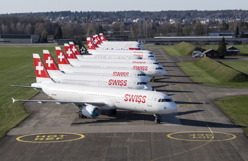 ARCHIVBILD ZUR MELDUNG, DASS DER BUNDESRAT SCHWEIZER AIRLINES MIT 1,3 MILLIARDEN FRANKEN HELFEN WILL - Parked planes of the airline Swiss at the airport in Duebendorf, Switzerland on Monday, 23 March  ...