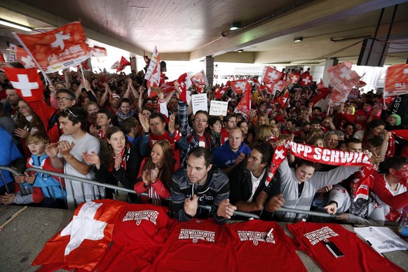 Fans jubeln anlaesslich der Ankunft der Schweizer Eishockey Nationalmannschaft am Montag, 20. Mai 2013 auf dem Flughafen in Zuerich Kloten. (KEYSTONE/Patrick B. Kraemer)