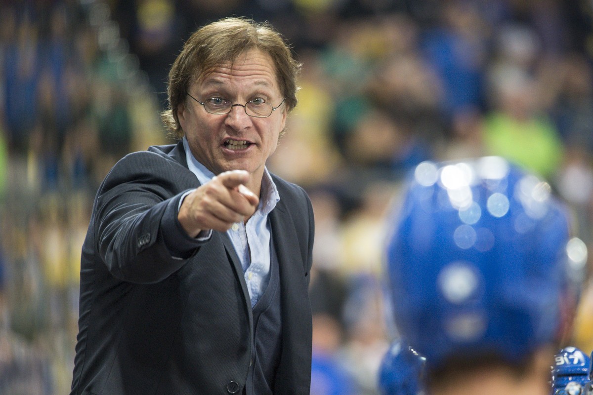 Cheftrainer Arno Del Curto von Davos, beim Eishockey-Qualifikationsspiel der National League A zwischen dem HC Davos und dem EV Zug, am Samstag, 10. September 2016, in der Vaillant Arena in Davos. (KE ...