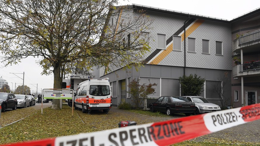 epa05614068 Swiss police cordon off the area of the building during a police raid at the An&#039;Nur mosque in Winterthur, Switzerland, 02 November 2016. The house search on behalf of the public prose ...