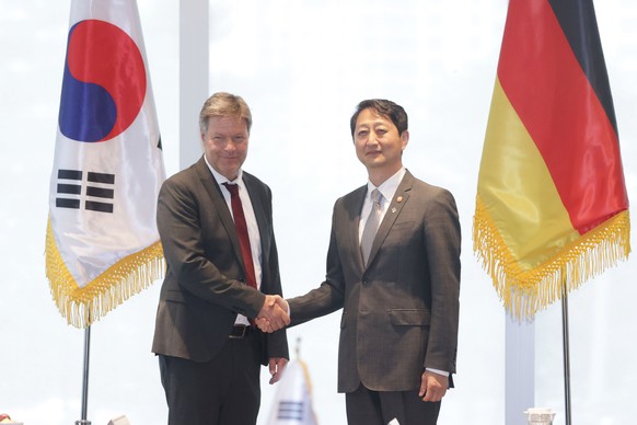 epa11427276 South Korea&#039;s Industry Minister Ahn Duk-geun (R) poses for a photo with German Minister for Economy and Climate Action Robert Habeck during their talks in Seoul, South Korea, 21 June  ...