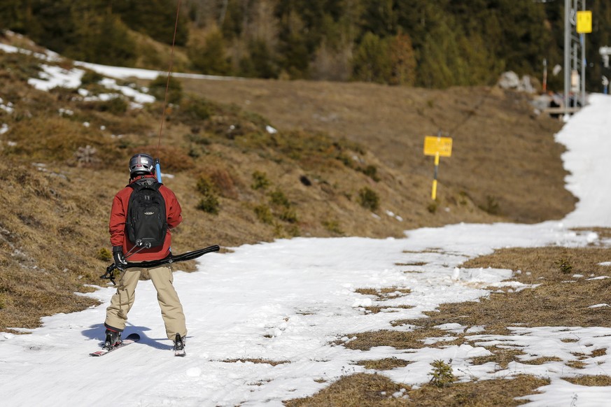 Zu warm und zu trocken war's in diesem Jahr. Und Schnee gab's auch fast keinen: Skifahrer in Kandersteg, 25. Dezember.