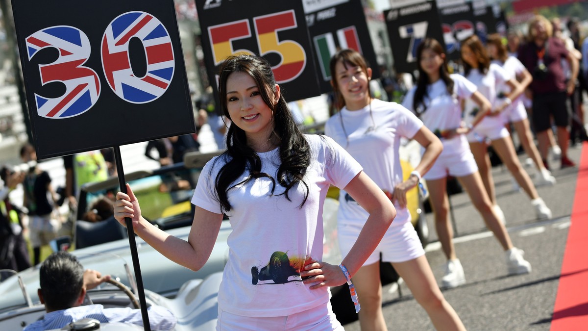 epa06251589 Grid girls line up for the drivers' parade before the start of the Japanese Formula One Grand Prix at the Suzuka Circuit in Suzuka, central Japan, 08 October 2017. EPA/FRANCK ROBICHON
