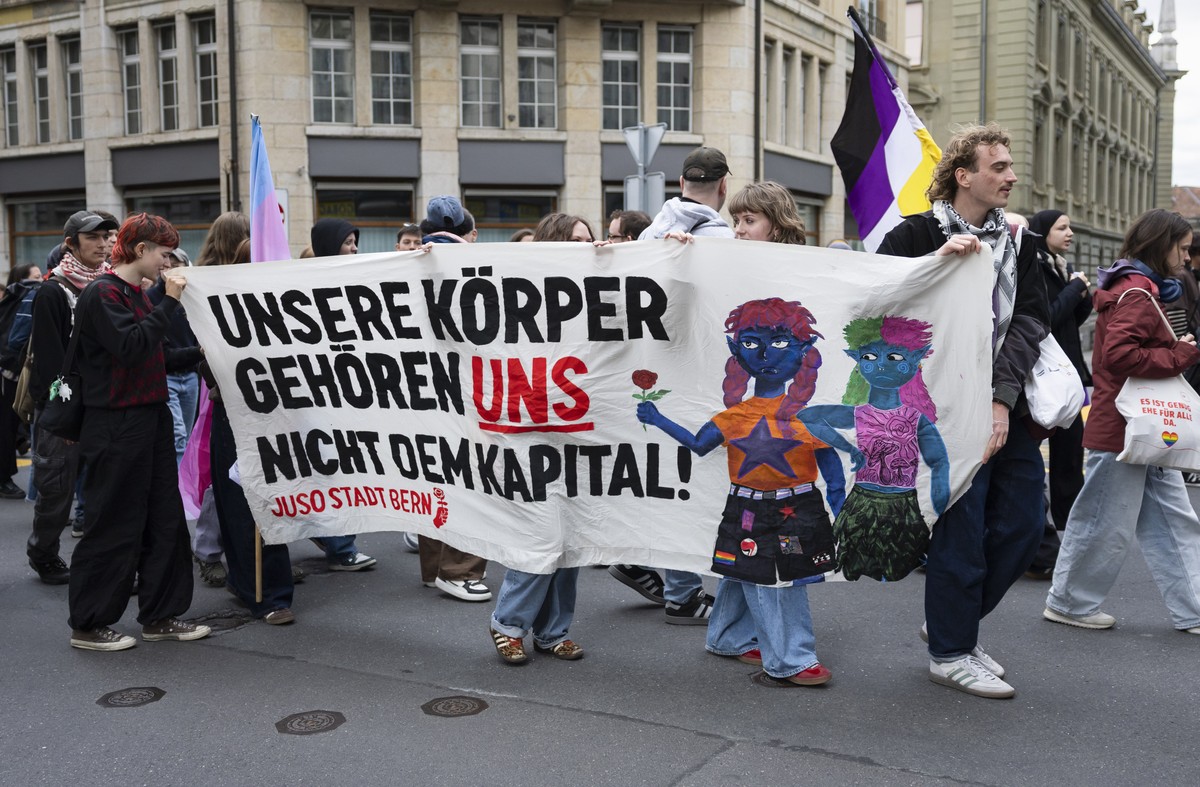 Teilnehmer halten ein Plakat mit der Aufschrift "Unsere Koerper gehoeren uns, nicht dem Kapital" bei einer Kundgebung zum Christopher Street Day fuer die Rechte queerer Menschen, am Samstag, ...