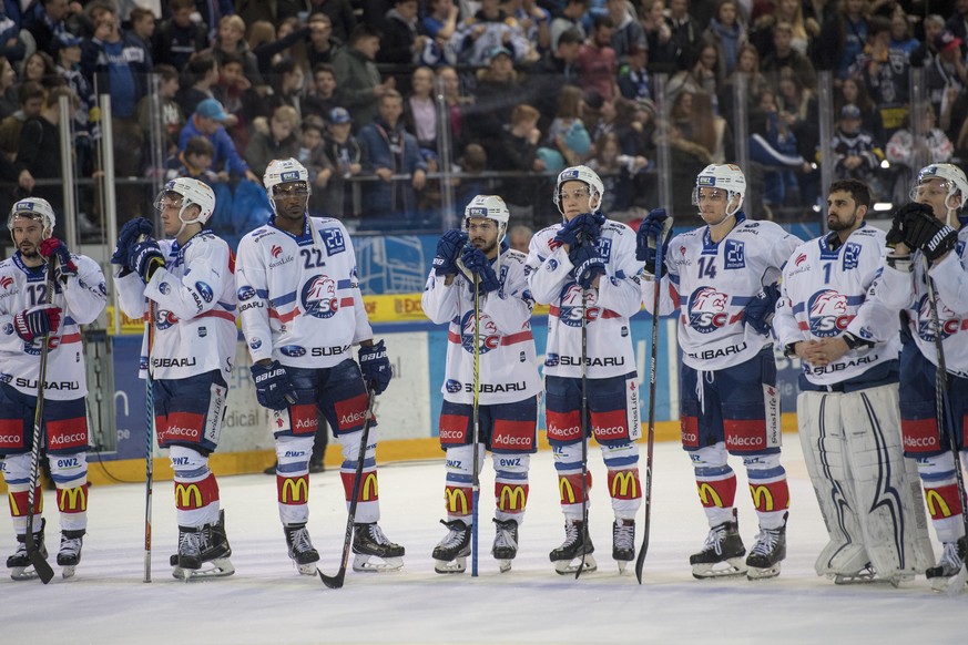 Die Spieler des ZSC nach dem Spiel des ersten Eishockey Playoff-Viertelfinalspiel der National League zwischen dem EV Zug und den ZSC Lions, am Samstag, 10. Maerz 2018, in der Bossard Arena in Zug. (K ...