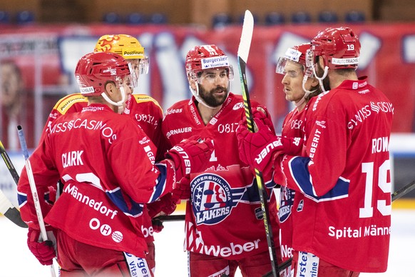 Jubel bei Rapperswils Kevin Clark, Rapperswils Roman Cervenka, Rapperswils Leandro Profico, Rapperswils Steve Moses und Rapperswils Andrew Rowe, von links, im Eishockey Spiel der National League zwisc ...