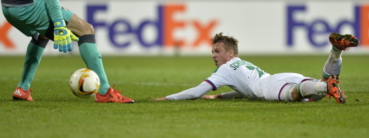 Die Szene des Abends: Philipp Schobesberger rutscht aus, trifft aber trotzdem zum 2:1 für Rapid Wien.