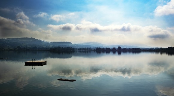 Morgenlicht ueber dem Pfaeffikersee (ZH) am Freitag, 11.September 2020. (KEYSTONE/Walter Bieri)