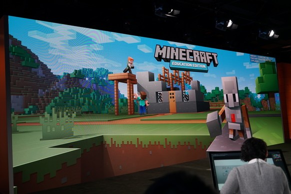 Das populäre Spiel «Minecraft: Education Edition» gibt's gratis dazu, wenn sich Schulen für Windows 10 S entscheiden.