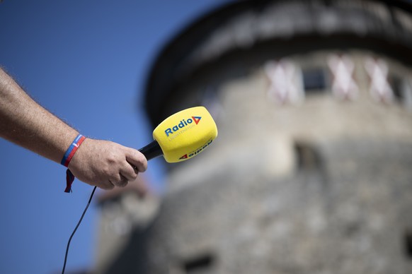 Ein Mikrofon von Radio Liechtenstein vor Schloss Vaduz, aufgenommen am Liechtensteiner Staatsfeiertag, am Donnerstag, 15. August 2024, in Vaduz. (KEYSTONE/Gian Ehrenzeller)
