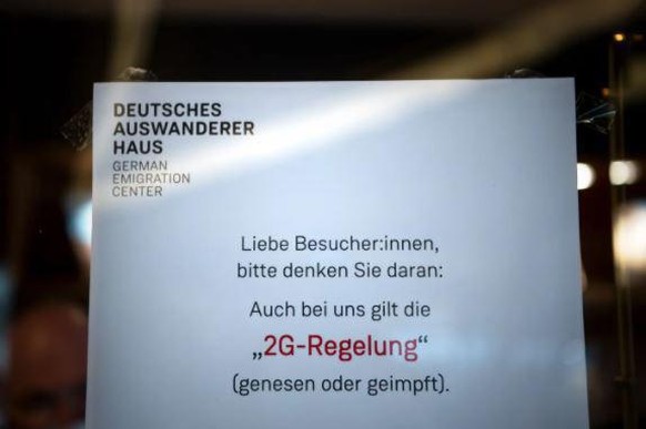 Ungeimpfte bleiben draussen: Ein Schild weist auf die 2G-Regelung im Migrationsmuseum in Bremerhaven hin.