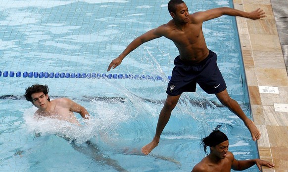 Kaká, Robinho und Ronaldinho müssen im Pool planschen, während die Kollegen bei der WM antreten.