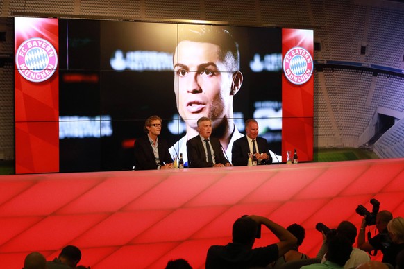 Ronaldo bei den Bayern – bei der Ancelotti-Vorstellung 2016 auf dem Screen.