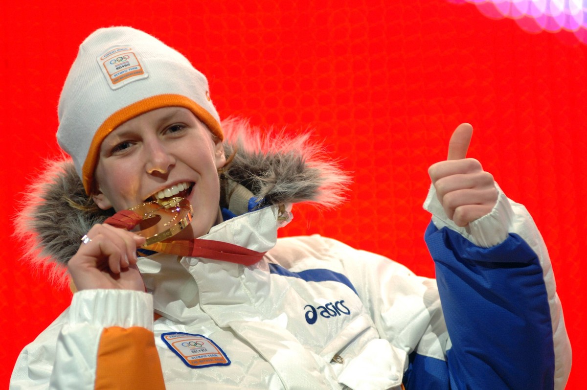 Bildnummer: 01935432 Datum: 13.02.2006 Copyright: imago/Sven Simon
Olympiasiegerin Ireen W�st (Niederlande) �berpr�ft die Echtheit ihrer Goldmedaille w�hrend der Siegerehrung �ber 3000m bei den Olymp ...