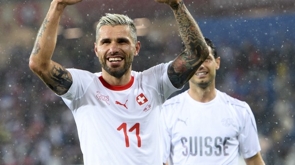 epa06832250 Switzerland&#039;s midfielder Valon Behrami celebrates the victory during the FIFA World Cup 2018 group E preliminary round soccer match between Switzerland and Serbia at the Arena Baltika ...