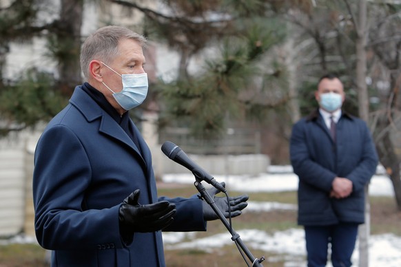 epa08972877 Romania&#039;s President Klaus Iohannis gestures during a press statement at the &#039;Matei Bals&#039; Covid-19 hospital in Bucharest, Romania, 29 January 2021. A fire broke out early thi ...