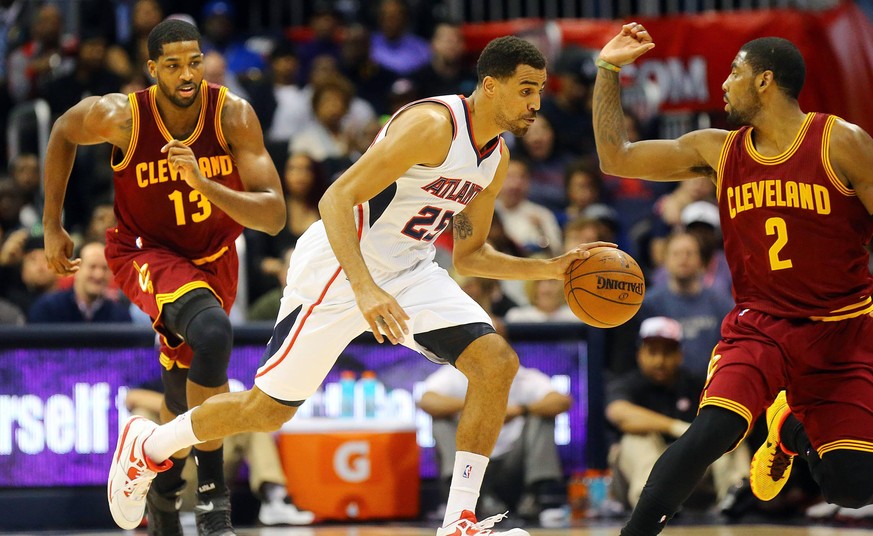 Dec. 30, 2014 - Atlanta, GA, USA - Hawks Thabo Sefolosha steals from Cavaliers Tristan Thompson, left, and drives against Kyrie Irving during the first half of the NBA Basketball Herren USA basketball ...