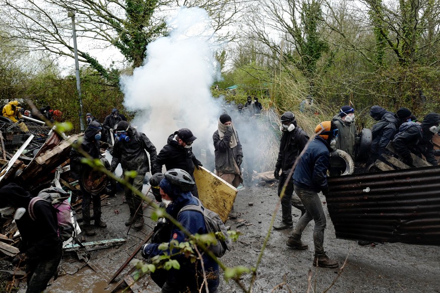 epa06659271 Protesters set up a barricade during the eviction of environmental protesters from the ZAD &#039;Zone A Defendre&#039; (zone to defend) area in Notre-Dame-des-Landes, north of Nantes, Fran ...