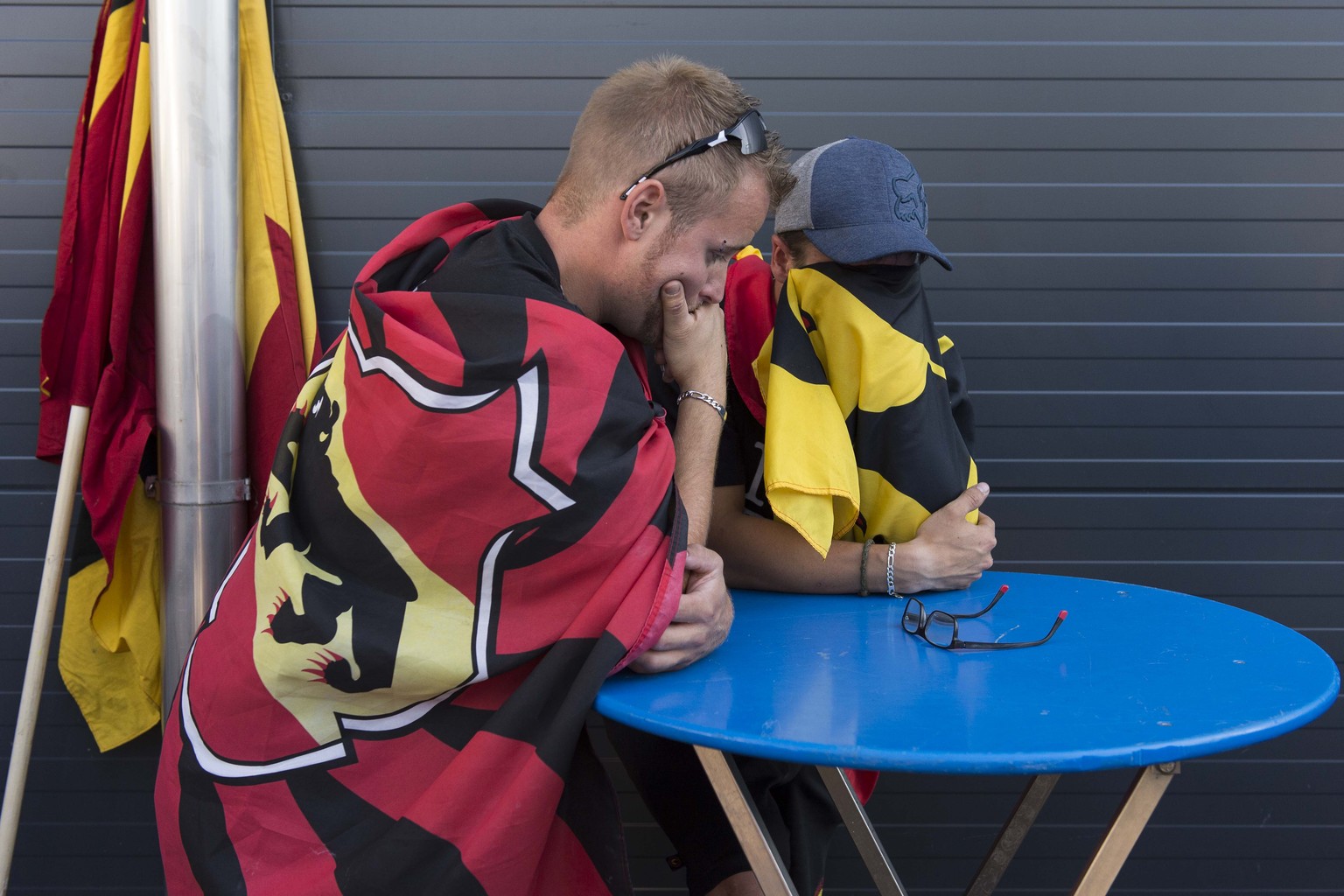 Des partisans pro-bernois montrent leur deception a la suite de l&#039;annonce des resultats du vote, ce dimanche, 18 juin 2017, a Moutier. Les citoyens de Moutier doivent choisir entre le maintien da ...