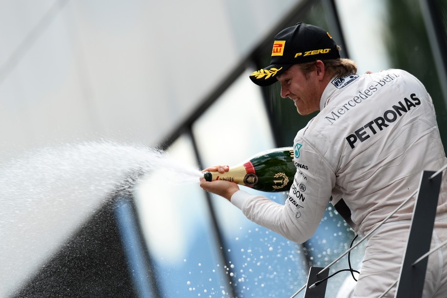 Mercedes-Fahrer Nico Rosberg begiesst seinen Triumpoh beim GP von Österreich.