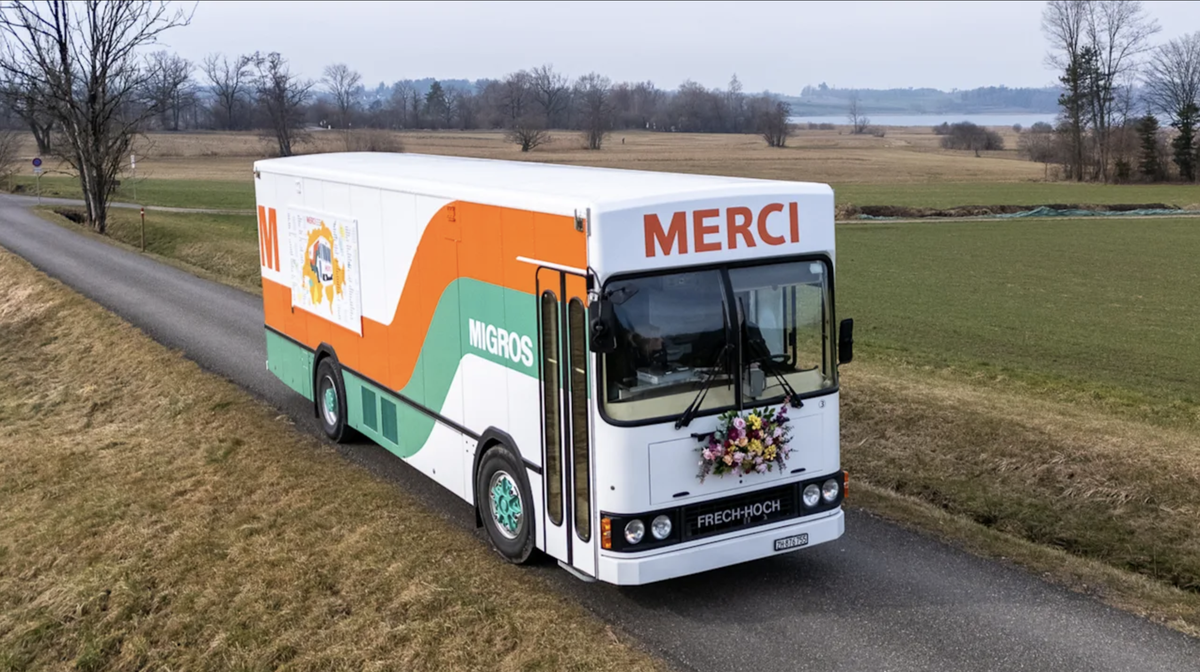 Pour le 100e anniversaire du géant orange, un ancien camion de vente Migros fera le tour de la Suisse.