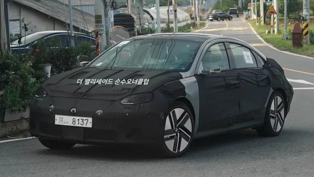 Der Hyundai Ioniq 6 mit Tarnung.