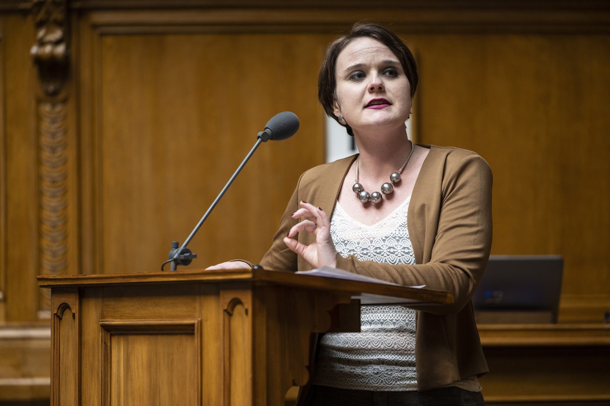 Sarah Wyss, SP-BS, stellt eine Frage, an der ausserordentlichen Session der Eidgenoessischen Raete, am Mittwoch, 12. April 2023 im Nationalrat in Bern. Die ausserordentliche Session wurde einberufen,  ...