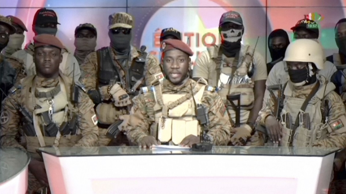 Les putschistes s'expriment à télévision au Burkina Faso, en 2022. Les coups d'Etat se multiplient en Afrique.