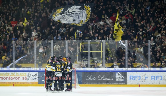 Ajoies Spieler jubeln nach ein Tor (1-0) von Ajoies Jerome Gauthier-Leduc, beim Eishockey Meisterschaftsspiel der National League A zwischen dem HC Ajoie und dem ZSC Lions in der Raiffeisen Arena in P ...