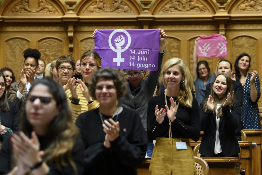 Teilnehmerinnen an der Frauensession reagieren waehrend der Frauensession 2021, am Samstag, 30. Oktober 2021, im Nationalrat in Bern. (KEYSTONE/Anthony Anex)