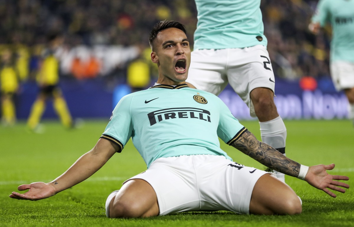 epa07974997 Inter's Lautaro Martinez celebrates after scoring the opening goal during the UEFA Champions League group F soccer match between Borussia Dortmund and Inter Milan in Dortmund, Germany ...