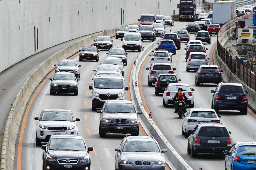 Personenwagen und Lastwagen stauen sich im Abendverkehr auf der Autobahn A1 auf der Nordumfahrung Zuerich vor dem Nordportal des Gubrist Tunnels, aufgenommen am Montag, 26. Juni 2017 in Zuerich. Die N ...