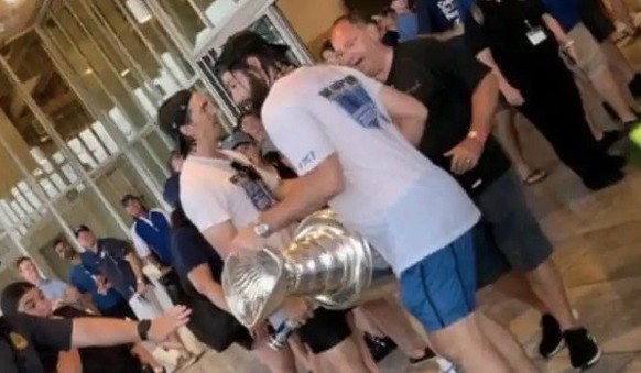 Pat Maroon 2021 mit beschädigtem Stanley Cup.