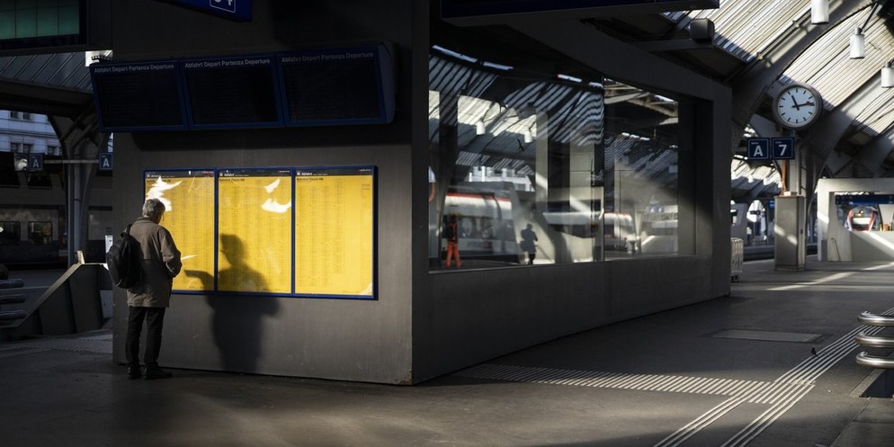Die VBZ müssen weitere Bus- und Tramlinien einschränken. Grund dafür ist die Personalnot aufgrund von Krankheitsfällen und der extreme Fachkräftemangel. Die Zürcher Verkehrsbetriebe wollen aber Massna ...