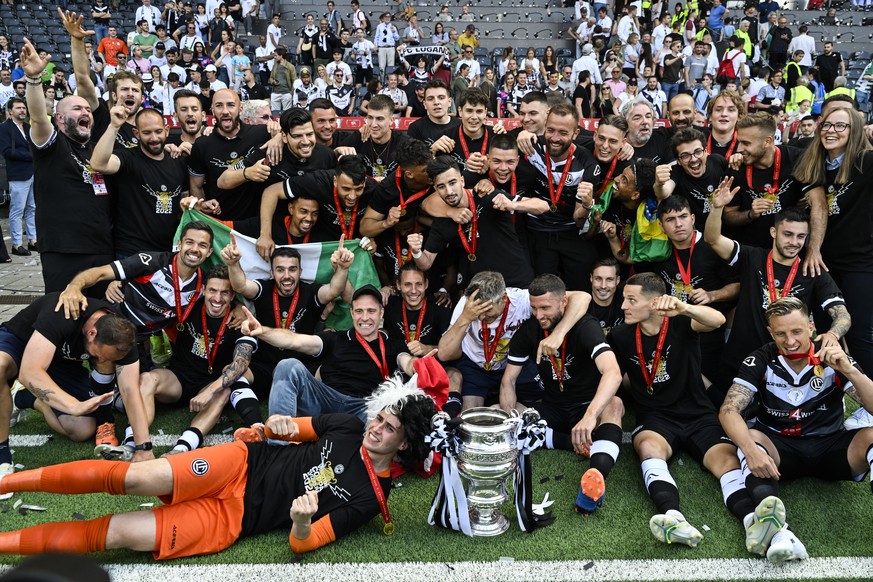 Lugano bejubelt den Cupsieg, im Schweizer Fussball Cup Final zwischen dem FC Lugano und dem FC St. Gallen, am Sonntag, 15. Mai 2022, im Stadion Wankdorf in Bern. (KEYSTONE/Gian Ehrenzeller)