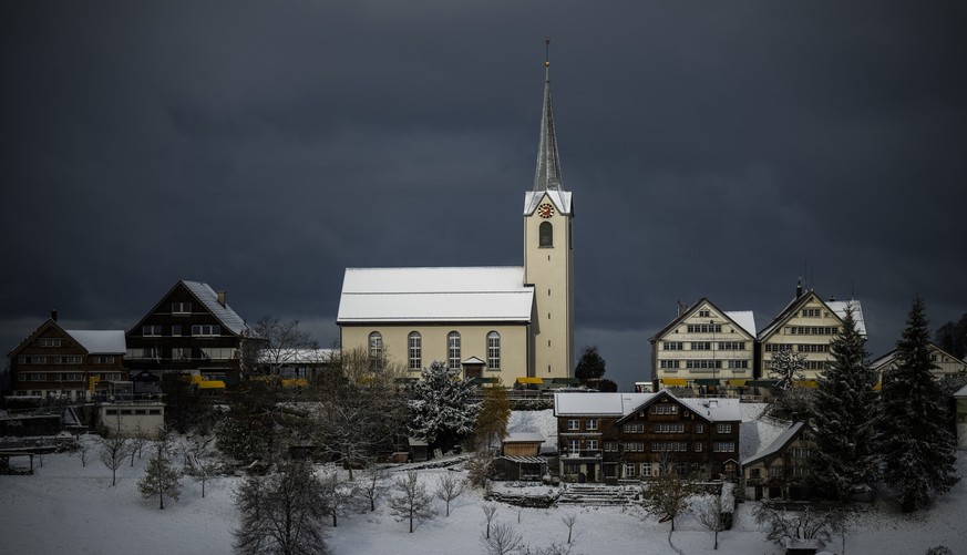 Die Sonne scheint auf die Kirche, aufgenommen am Samstag, 25. November 2023, in Schwellbrunn. Im Kanton Appenzell Ausserrhoden wird morgen Sonntag ueber eine Grossfusion der Gemeinden abgestimmt. (KEY ...