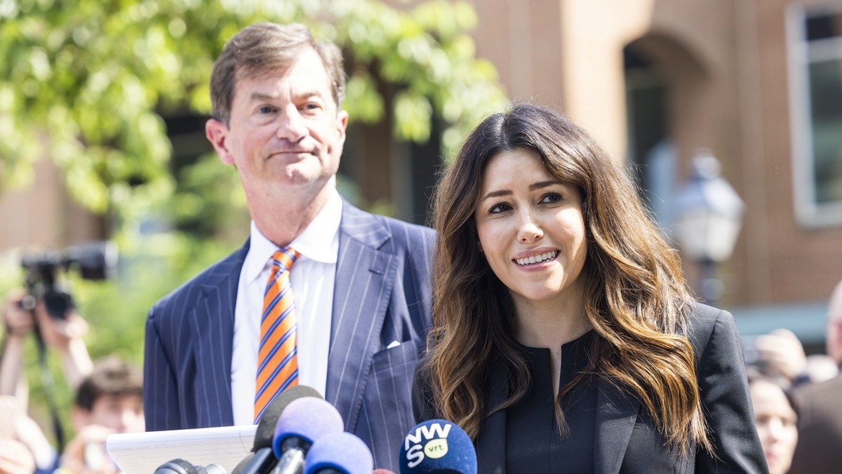 Les avocats Camille Vasquez (à droite) et Ben Chew (à gauche), qui représentaient l'acteur Johnny Depp, s'expriment à l'extérieur du tribunal du comté de Fairfax après le verdict dans l ...