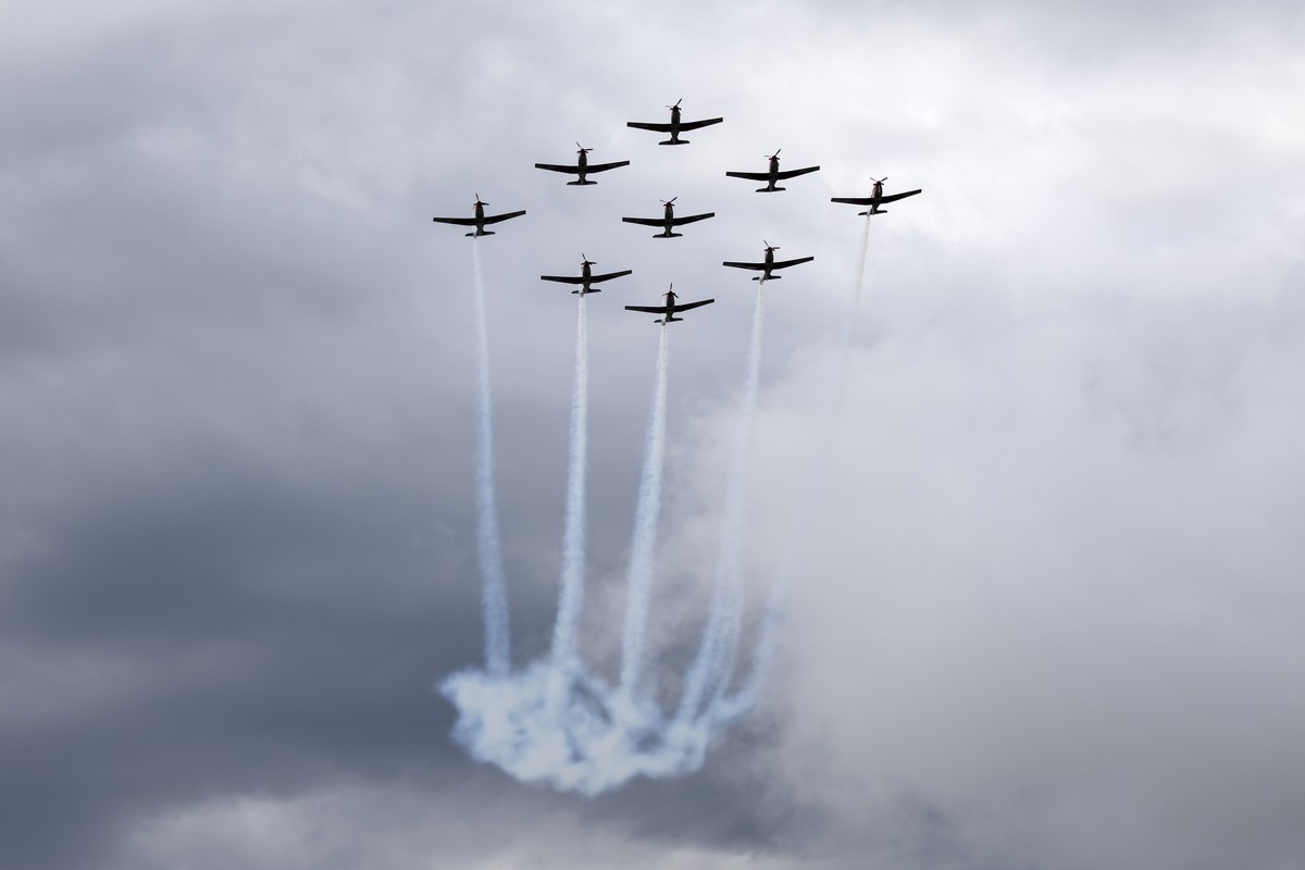 The PC-7 Team of the Swiss air force performs prior to the final match at the Swiss Open tennis tournament in Gstaad, Switzerland, on Sunday, July 21, 2024. (KEYSTONE/Peter Klaunzer)