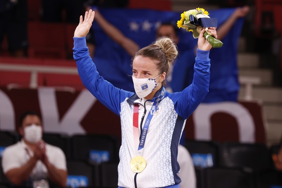 epa09361785 Gold medalist Distria Krasniqi of Kosovo celebrates during the medal ceremony of the Women&#039;s -48 kg category at the Judo competitions of the Tokyo 2020 Olympic Games at the Nippon Bud ...