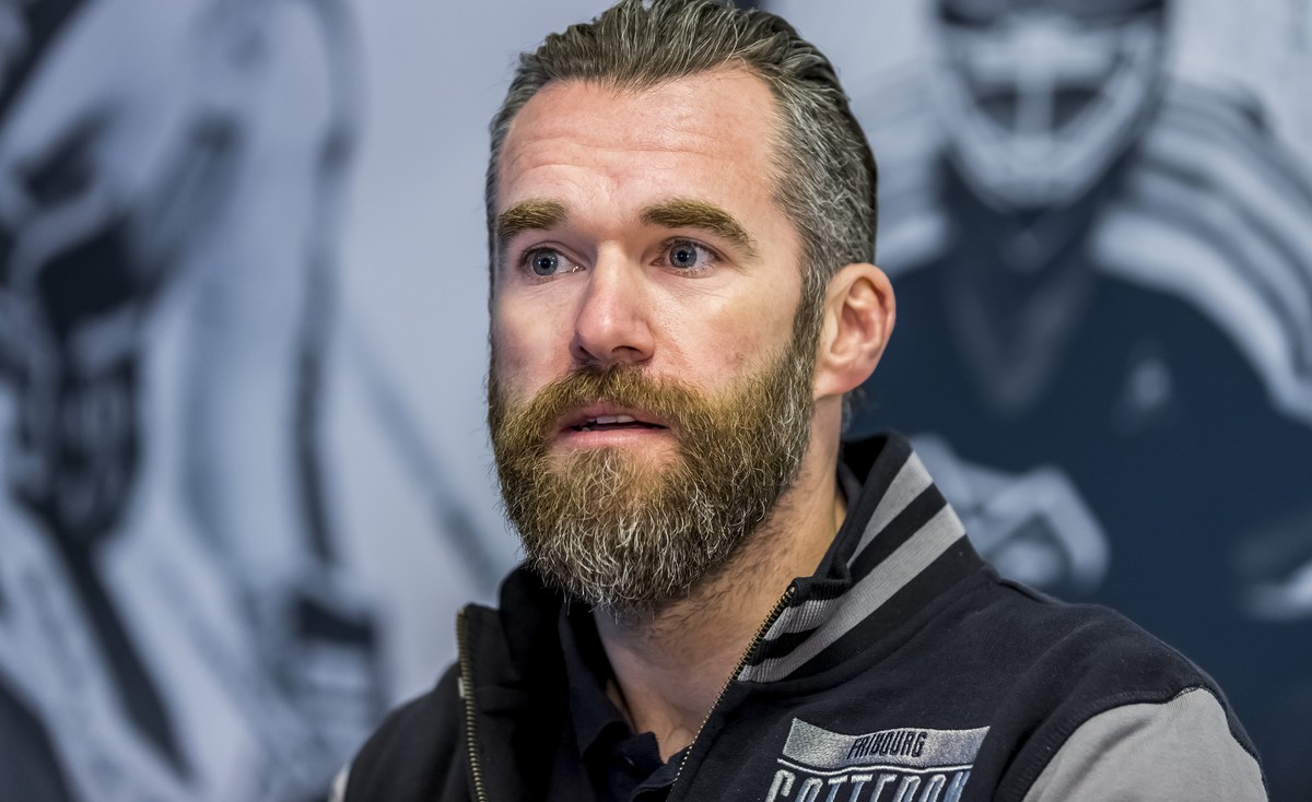 Sportchef Christian Dube spricht an einer Medienkonferenz des HC Fribourg-Gotteron, in Fribourg, am Freitag, 28. April 2017. (KEYSTONE/Thomas Hodel)