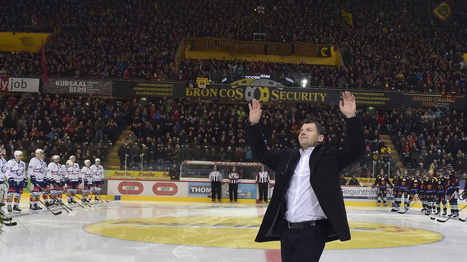 Berns Martin Pluess, der seine Eishockey-Karriere beendet, wird geehrt und verabschiedet sich von den Fans, beim Eishockeyspiel der National League zwischen dem SCB Bern und den ZSC Lions, am Freitag, ...