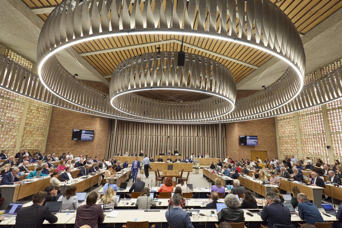Eine Uebersichtsaufnahme zeigt den Zuercher Kantonsratsaal waehrend einer Kantonsratssitzung, am Montag, 4. Mai 2026 in Zuerich. (KEYSTONE/Michael Buholzer)...