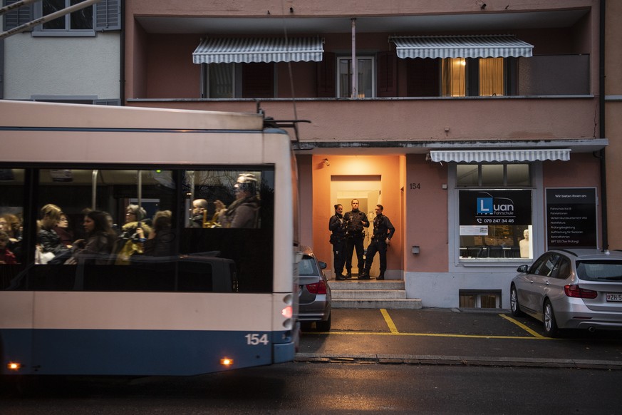 Polizisten am Freitagabend am Tatort in Zürich-Albisrieden.