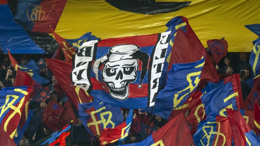 Die Fans in der Muttenzer Kurve begruesen die Spieler vor dem Fussball Meisterschaftsspiel der Super League zwischen dem FC Basel 1893 und dem FC Winterthur im Stadion St. Jakob-Park in Basel, am Sams ...